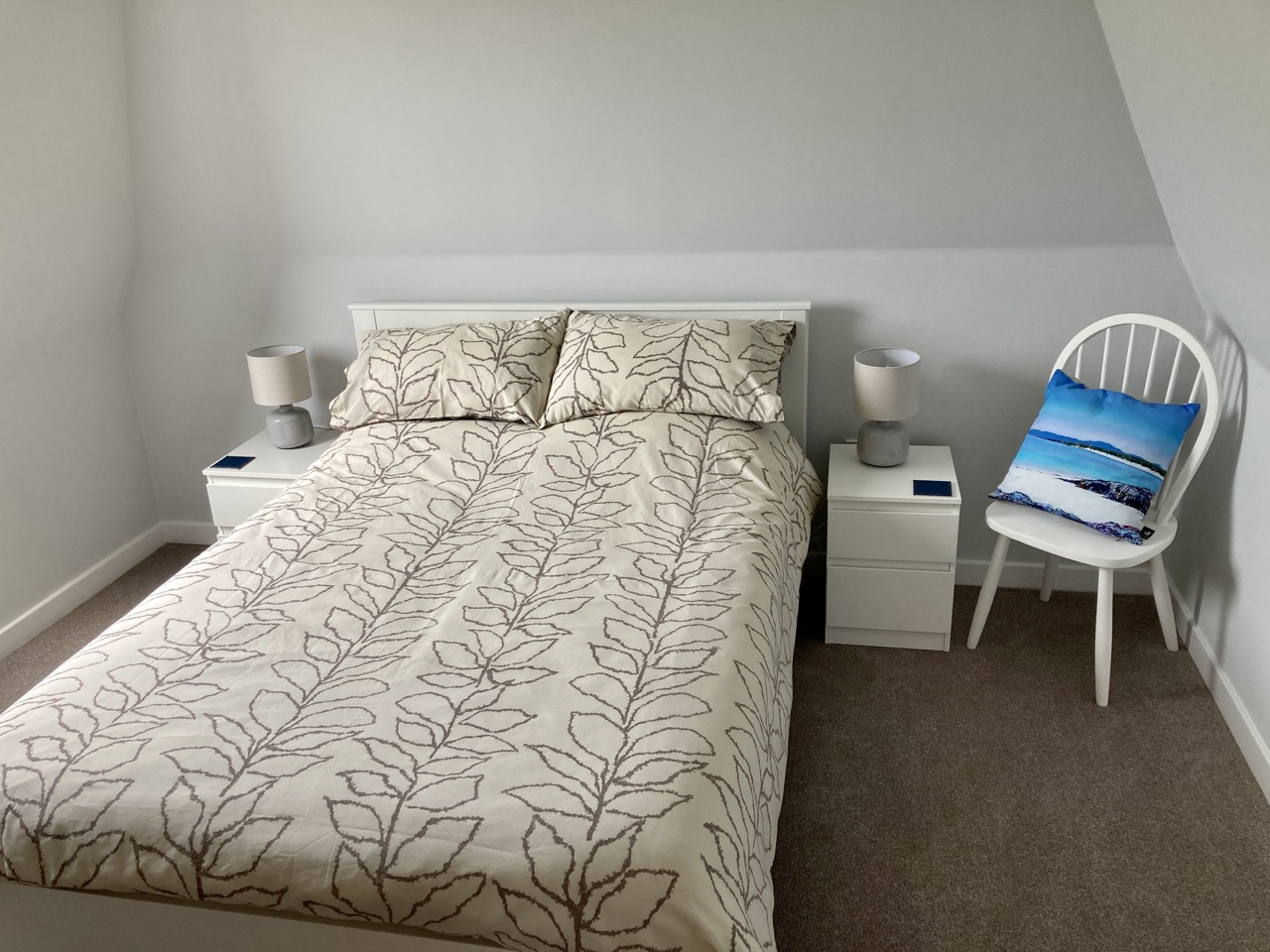 Second double bedroom with a calm cottage interior